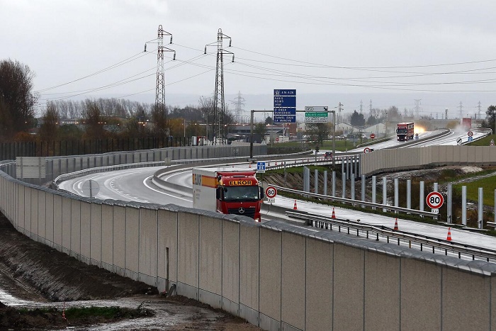 Mauer von Calais: Fluchthindernis vor dem Eurotunnel ist fertiggestellt